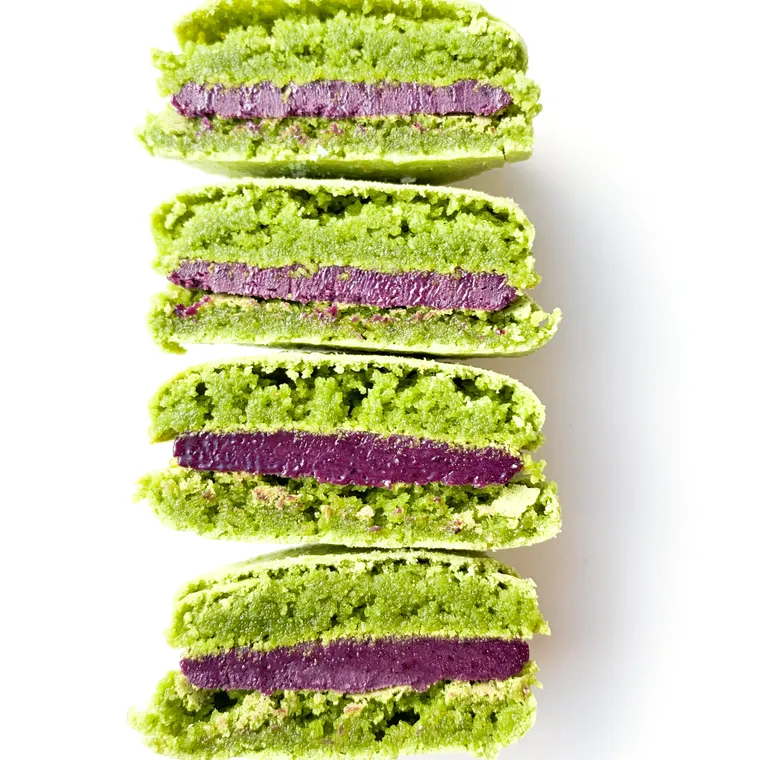 Matchatee-Brombeere Macaron